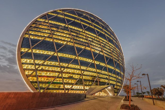 Ngo&agrave;i việc l&agrave; c&ocirc;ng tr&igrave;nh c&oacute; kiến tr&uacute;c độc lạ nhất Abu Dhabi, Al Dar HQ c&ograve;n l&agrave; một trong những t&ograve;a nh&agrave; xanh th&acirc;n thiện m&ocirc;i trường đầu ti&ecirc;n tại đ&acirc;y khi được tạo th&agrave;nh&nbsp;từ c&aacute;c loại vật liệu t&aacute;i chế như th&eacute;p, b&ecirc; t&ocirc;ng,&nbsp;k&iacute;nh v&agrave; bao gồm một hệ thống c&acirc;y xanh l&agrave;m m&aacute;t, cũng như hiệu quả của hệ thống chiếu s&aacute;ng, nước.