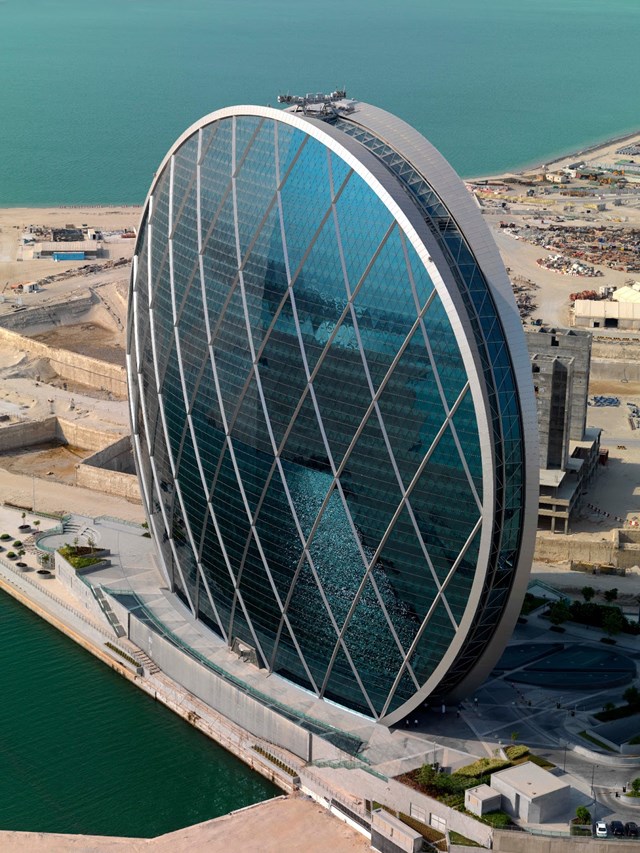 Với mong muốn đứng trong h&agrave;ng ngũ si&ecirc;u th&agrave;nh phố tr&ecirc;n thế giới,&nbsp;Abu Dhabi đ&atilde; v&agrave; đang tạo ra những c&ocirc;ng tr&igrave;nh với kiến tr&uacute;c đỉnh cao. Một trong số đ&oacute; l&agrave; t&ograve;a nh&agrave; chọc trời c&oacute; h&igrave;nh dạng tr&ograve;n - Al Dar Headquarters - nằm tại b&atilde;i biển&nbsp;Al Raha, Tiểu vương quốc Ả rập.