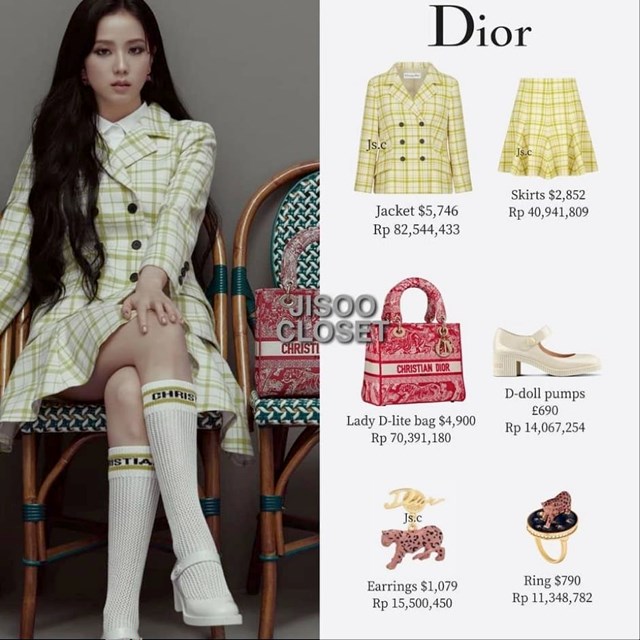 Jisoo nhiều lần mặc trang phục biểu diễn mang phong c&aacute;ch đồng phục nữ sinh n&ecirc;n sẽ kh&ocirc;ng c&oacute; g&igrave; kh&oacute; hiểu khi bộ c&aacute;nh c&oacute; gi&aacute; 195 triệu n&agrave;y gi&uacute;p chị cả Blackpink "nh&acirc;n đ&ocirc;i" thần th&aacute;i.&nbsp;&nbsp;
