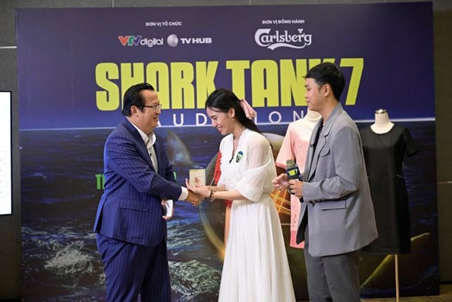 Mentor Nguyễn Tuấn Quỳnh trao v&eacute; v&agrave;o thẳng v&ograve;ng ghi h&igrave;nh cho startup.
