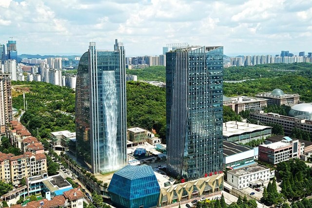 Cư d&acirc;n v&agrave; du kh&aacute;ch đến thăm th&agrave;nh phố Qu&yacute; Dương ở ph&iacute;a T&acirc;y Nam Trung Quốc sẽ c&oacute; cơ hội chứng kiến c&ocirc;ng tr&igrave;nh đặc biệt đặt tại t&ograve;a nh&agrave; Liebian thuộc khu trung t&acirc;m t&agrave;i ch&iacute;nh th&agrave;nh phố.&nbsp;