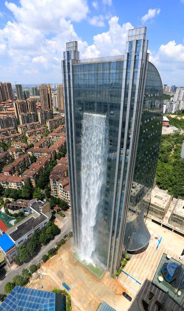 Hẳn nhiều người sẽ cảm thấy kh&oacute; tin v&agrave;o mắt m&igrave;nh trước cảnh tượng th&aacute;c nước đổ từ tr&ecirc;n đỉnh t&ograve;a nh&agrave; chọc trời cao 121m giữa l&ograve;ng th&agrave;nh phố.&nbsp;Nhưng đ&oacute; ho&agrave;n to&agrave;n l&agrave; sự thật.