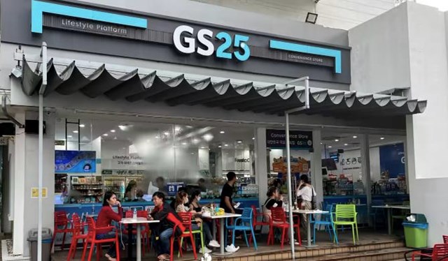 Một cửa h&agrave;ng GS25 tại TP HCM. (Ảnh: Nikkei).