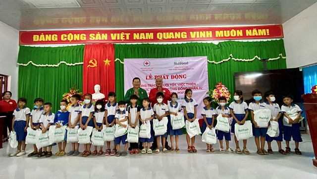 Nutifood trao sữa cho c&aacute;c học sinh tại trường Tiểu học Nguyễn Thị Lang, huyện B&igrave;nh Đại, tỉnh Bến Tre ng&agrave;y 26/5