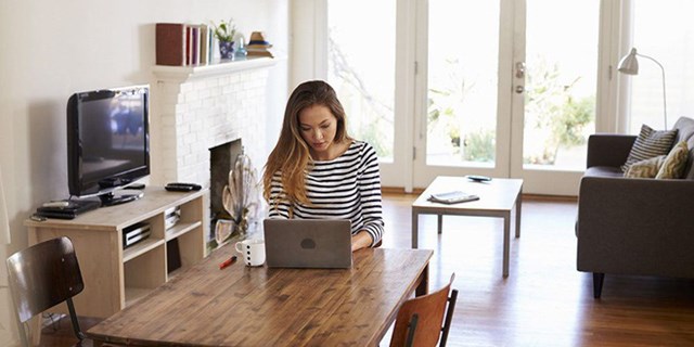 Nhiều tập đo&agrave;n, doanh nghiệp cho nh&acirc;n vi&ecirc;n l&agrave;m việc tại nh&agrave; để tr&aacute;nh dịch Covid-19.