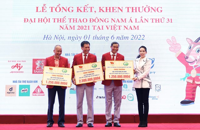 B&agrave; L&ecirc; Nữ Th&ugrave;y Dương &ndash; Ph&oacute; Chủ tịch HĐQT Golf Long Th&agrave;nh trao bảng biểu trưng cho đại di&ecirc;̣n các vận động vi&ecirc;n có th&agrave;nh t&iacute;ch thi đ&acirc;́u xu&acirc;́t sắc tại SEA Games 31.