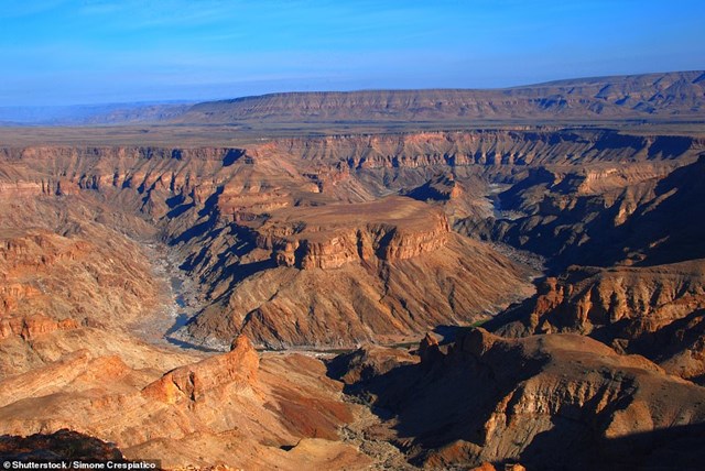 Nằm ở ph&iacute;a nam của Namibia, Fish River c&oacute; độ s&acirc;u 550m, rộng 27km v&agrave; d&agrave;i 160km, l&agrave;&nbsp;một trong những hẻm n&uacute;i rộng lớn nhất ở ch&acirc;u Phi. Để đi hết chiều d&agrave;i của hẻm n&uacute;i n&agrave;y, du kh&aacute;ch sẽ phải mất đến năm ng&agrave;y đi bộ. &nbsp;