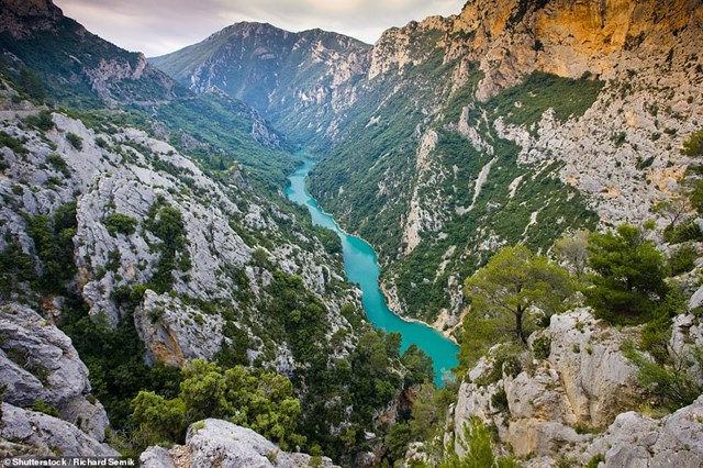 Nằm ở trung t&acirc;m của v&ugrave;ng đ&ocirc;ng nam nước Ph&aacute;p, hẻm n&uacute;i Gorges du Verdon (Verdon Gorge) c&ograve;n được biết đến l&agrave; hẻm n&uacute;i khổng lồ của ch&acirc;u &Acirc;u.&nbsp;C&aacute;ch đ&acirc;y 250 triệu năm trước, khu vực n&agrave;y ở dưới nước biển. Sau qu&aacute; tr&igrave;nh kiến tạo đ&aacute;y biển, c&aacute;c đỉnh đ&aacute; v&ocirc;i được h&igrave;nh th&agrave;nh. Khi kỷ băng h&agrave; xuất hiện, c&aacute;c d&ograve;ng s&ocirc;ng băng chảy qua tạo th&agrave;nh những v&aacute;ch đ&aacute; ấn tượng như bạn thấy ng&agrave;y nay. Nơi n&agrave;y được lấy t&ecirc;n từ d&ograve;ng nước m&agrave;u ngọc lam tuyệt đẹp chảy qua hẻm n&uacute;i.