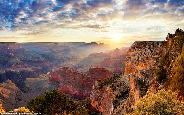 Grand Canyon được h&igrave;nh th&agrave;nh nhờ d&ograve;ng chảy của s&ocirc;ng Colorado từ thời kỳ Tiền Cambri với chiều d&agrave;i l&ecirc;n đến hơn 446km, rộng từ 0,4 - 24 km, s&acirc;u 1.600 m&eacute;t. Trải qua h&agrave;ng triệu năm bị nước chảy b&agrave;o m&ograve;n, những hẻm đ&aacute; lộ ra m&agrave;u sắc rực rỡ, với vẻ đẹp si&ecirc;u thực v&ocirc; c&ugrave;ng ấn tượng.&nbsp;