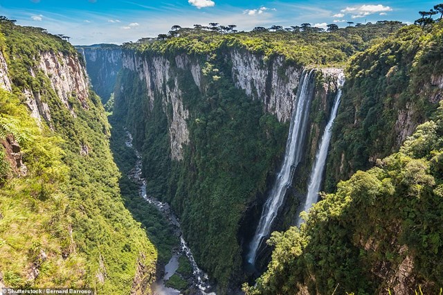 Hẻm n&uacute;i Itaimbezinho ở v&ugrave;ng Parque Nacional de Aparados da Serra tại đất nước Brazil nổi tiếng với thảm thực vật nhiệt đới, th&aacute;c nước đ&ocirc;i v&agrave; v&ocirc; số động vật hoang d&atilde;.
