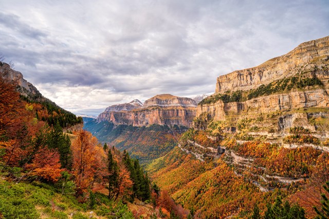 Hẻm n&uacute;i Ordesa Pyrenees ở T&acirc;y Ban Nha l&agrave; một địa điểm tuyệt đẹp để đi bộ đường d&agrave;i. Đ&acirc;y cũng l&agrave; thi&ecirc;n đường cho c&aacute;c lo&agrave;i động vật hoang d&atilde; qu&yacute; bao gồm gấu n&acirc;u, capercaillie - một lo&agrave;i g&agrave; g&ocirc; rừng lớn, kền kền v&agrave; đại b&agrave;ng v&agrave;ng. Địa danh n&agrave;y được c&ocirc;ng nhận l&agrave; Di sản thế giới của UNESCO v&agrave;o năm 1997.