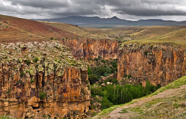 Cappadocia của Thổ Nhĩ Kỳ gi&agrave;u c&oacute; về phong cảnh n&uacute;i non v&agrave; c&aacute;c th&agrave;nh phố dưới l&ograve;ng đất. Ch&iacute;nh tại khu vực n&agrave;y, hẻm n&uacute;i Ihlara tọa lạc, quyến rũ kh&aacute;ch du lịch v&agrave; kh&aacute;ch du lịch với sự h&ugrave;ng vĩ v&agrave; uy quyền tự nhi&ecirc;n.