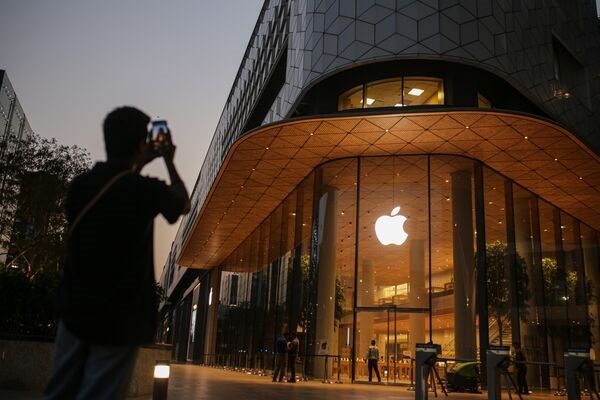Cửa h&agrave;ng Apple mới mở ở Mumbai hồi đầu th&aacute;ng 4