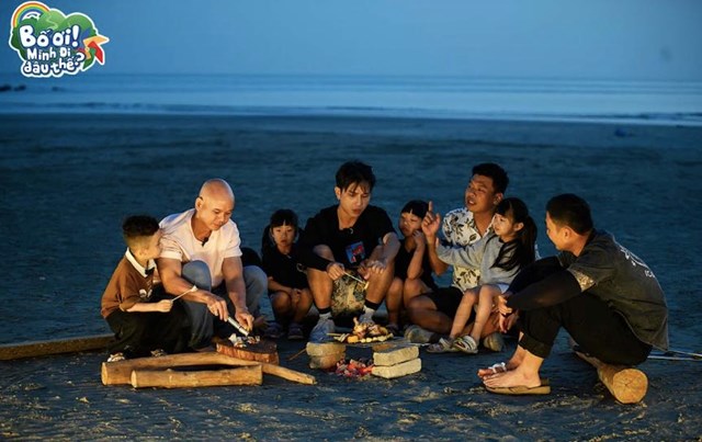 C&aacute;c cặp bố con c&ugrave;ng nhau picnic sau ng&agrave;y d&agrave;i tham gia nhiều hoạt động