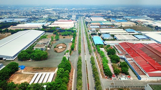 Việc chuyển đổi khu c&ocirc;ng nghiệp sang ph&aacute;t triển khu đ&ocirc; thị - dịch vụ được thực hiện đối với một phần hoặc to&agrave;n bộ diện t&iacute;ch khu c&ocirc;ng nghiệp. &nbsp;