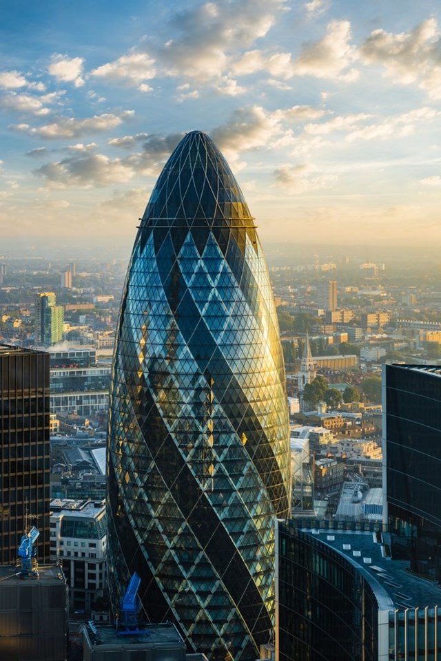 T&ograve;a nh&agrave; được m&ocirc; tả như một ngọn hải đăng đứng sừng sững ở khu t&agrave;i ch&iacute;nh London. Nhưng cũng c&oacute; người m&ocirc; tả, c&ocirc;ng tr&igrave;nh như t&ecirc;n lửa sắp bay v&agrave;o kh&ocirc;ng gian, người kh&aacute;c lại n&oacute;i vui rằng, t&ograve;a th&aacute;p tr&ocirc;ng giống hệt quả dưa chuột n&ecirc;n ưu &aacute;i gọi t&ecirc;n &ldquo;gherkin&rdquo; (quả dưa chuột).&nbsp;