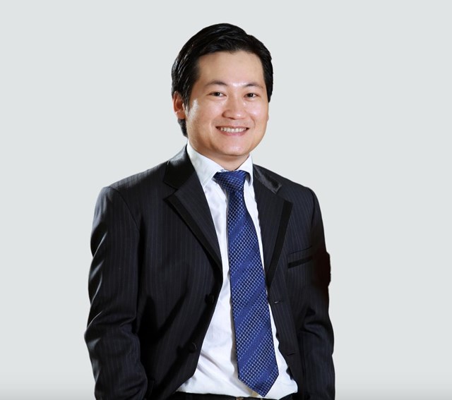 &Ocirc;ng&nbsp;Dương Nhất Nguy&ecirc;n&nbsp;từng l&agrave;m việc trong ng&agrave;nh dược trước khi chuyển sang mảng ng&acirc;n h&agrave;ng.