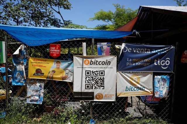 Băng r&ocirc;n về Bitcoin b&ecirc;n ngo&agrave;i một nh&agrave; h&agrave;ng nhỏ ngo&agrave;i b&atilde;i biển El Zonte ở El Salvador.&nbsp;