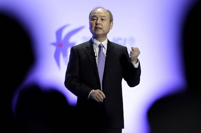 Masayoshi Son từng bị giới truyền th&ocirc;ng Nhật Bản đặt cho biệt danh l&agrave; "tỷ ph&uacute; đen đủi nhất thế giới".