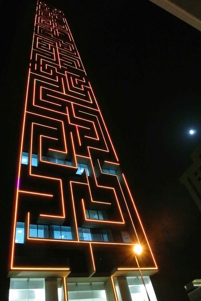 Đại diện của Maze Tower cho biết, &ldquo;Ch&uacute;ng t&ocirc;i lu&ocirc;n muốn The Maze tr&ocirc;ng giống như được chạm khắc từ một tảng đ&aacute; lớn n&ecirc;n đ&atilde; sử dụng kỹ thuật &aacute;nh s&aacute;ng v&agrave; đổ b&oacute;ng để l&agrave;m cho t&ograve;a th&aacute;p sống động hơn".