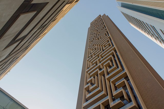 Nhằm tạo điểm nhấn cho Maze Tower, bề mặt k&iacute;nh c&ocirc;ng tr&igrave;nh được thiết kế m&agrave;u xanh đậm - nhạt, đồng thời lợi dụng kỹ thuật &aacute;nh s&aacute;ng ch&oacute;i gi&uacute;p bề mặt phản chiếu nhẹ hơn.&nbsp;