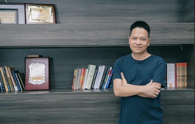 "Ch&iacute;nh tinh thần học hỏi kh&ocirc;ng ngừng l&agrave; điều kiện căn bản để một doanh nghiệp lu&ocirc;n tiến l&ecirc;n ph&iacute;a trước", vị CEO trẻ n&agrave;y khẳng định.