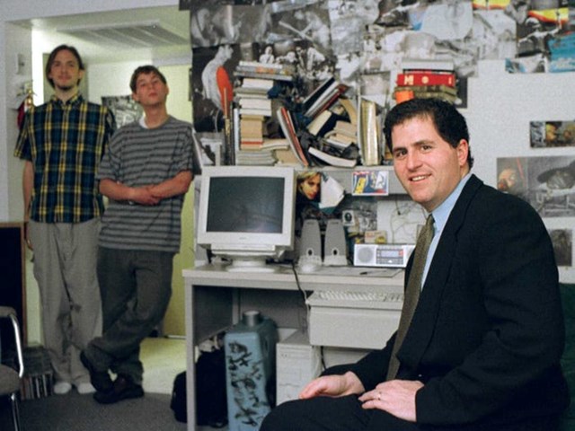 Michael Dell trở th&agrave;nh CEO trẻ nhất của một c&ocirc;ng ty được nằm trong nh&oacute;m 500 tập đo&agrave;n h&agrave;ng đầu của tạp ch&iacute; Fortune khi 27 tuổi.