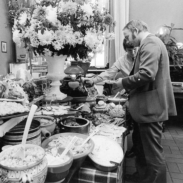 Nhiều t&agrave;i liệu chỉ ra, h&igrave;nh thức phục vụ tiệc Buffet ra đời từ phương T&acirc;y v&agrave;o cuối thế kỷ XIX.