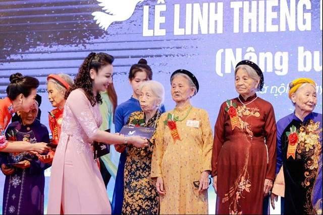 Hoa hậu Vũ Thu&yacute; Nga đại diện c&aacute;c mạnh thường qu&acirc;n trao tặng 53 sổ tiết kiệm&nbsp;c&aacute;c gia đ&igrave;nh liệt sỹ hiện đang sinh sống tr&ecirc;n địa b&agrave;n th&agrave;nh phố H&agrave; Nội