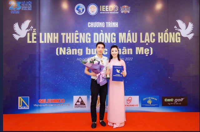 Con trai Vũ Ho&agrave;ng Hiệp lu&ocirc;n đồng h&agrave;nh c&ugrave;ng nữ doanh nh&acirc;n trong c&aacute;c chương tr&igrave;nh thiện nguyện &yacute; nghĩa