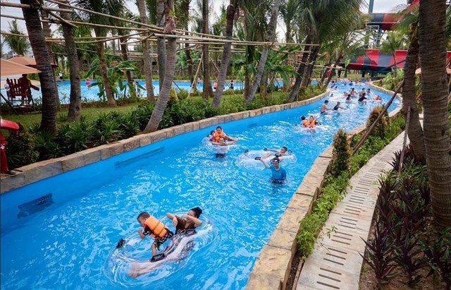 Du kh&aacute;ch được vui chơi thỏa th&iacute;ch với tổ hợp tr&ograve; chơi hấp dẫn v&agrave; kh&ocirc;ng gian được phủ xanh bởi hơn 2.100 c&acirc;y dừa