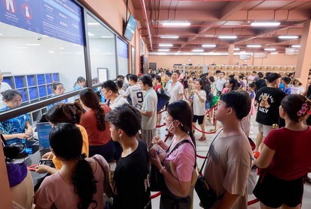 Chỉ khoảng một tiếng sau lễ khai trương, đ&atilde; c&oacute; gần 4.000 lượt du kh&aacute;ch mua v&eacute; v&agrave;o vui chơi, giải tr&iacute; tại c&ocirc;ng vi&ecirc;n nước Sầm Sơn.