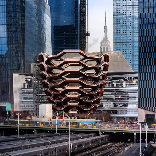 Tọa lạc tại Manhattan, th&agrave;nh phố New York, Vessel c&ograve;n c&oacute; t&ecirc;n gọi kh&aacute;c l&agrave; Hudson Yards Staircase.