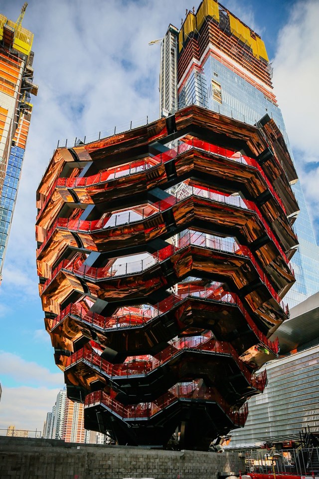 Vessel c&ograve;n được ngợi ca l&agrave;&nbsp;"Th&aacute;p Eiffel của New York"&nbsp;c&ugrave;ng kỳ vọng tạo ra biểu tượng kh&ocirc;ng thể thay thế tại th&agrave;nh phố sầm uất bậc nhất nước Mỹ.