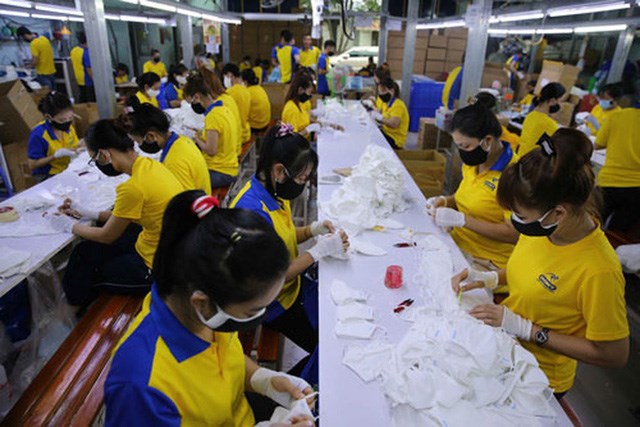 C&ocirc;ng nh&acirc;n C&ocirc;ng ty TNHH May mặc Dony (quận T&acirc;n B&igrave;nh, TP HCM) sản xuất khẩu trang xuất khẩu sang ch&acirc;u &Acirc;u v&agrave; Mỹ Ảnh: Ho&agrave;ng Triều