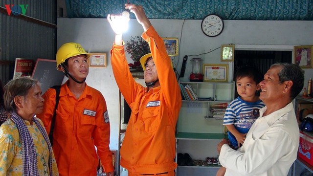 Nếu điện sinh hoạt chỉ c&oacute; 1 gi&aacute;, sẽ c&oacute; tới 80% số hộ ti&ecirc;u d&ugrave;ng sẽ trả gi&aacute; cao hơn so với gi&aacute; bậc thang hiện nay.