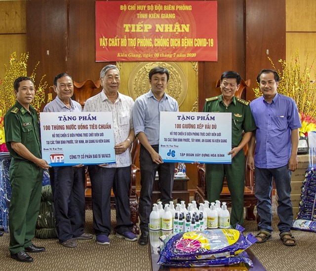 H&#242;a B&#236;nh trao qu&#224; tặng cho bộ đội bi&#234;n ph&#242;ng v&#224; học sinh v&#249;ng bi&#234;n - Ảnh 2