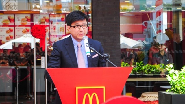 &Ocirc;ng Nguyễn Bảo Ho&agrave;ng tại buổi lễ khai trương cửa h&agrave;ng McDoanld's đầu ti&ecirc;n tại TPHCM (Nguồn ảnh: Yan.vn)