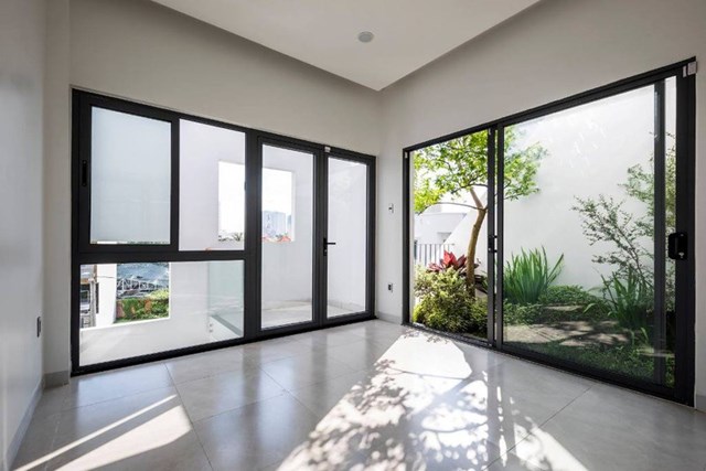 Khu vực n&agrave;y l&agrave; kh&ocirc;ng gian d&agrave;nh cho kh&aacute;ch v&agrave;&nbsp;được sử dụng như kh&ocirc;ng gian đa năng. Phần &ocirc; th&ocirc;ng tầng tr&ecirc;n đ&acirc;y c&oacute; thể nh&igrave;n xuống khu sinh hoạt chung giữa 2 ph&ograve;ng ngủ ở tầng dưới.