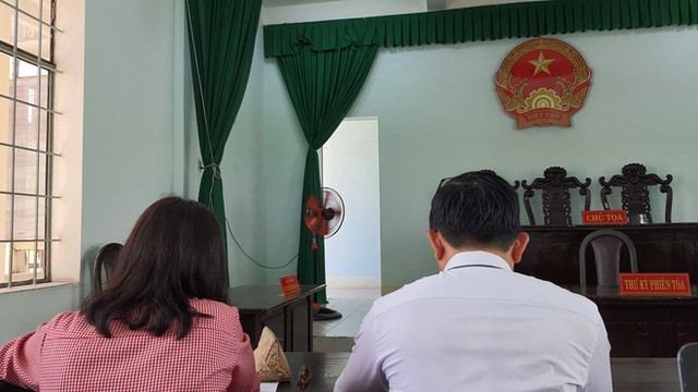 B&agrave; Xu&acirc;n (b&ecirc;n tr&aacute;i) c&ugrave;ng luật sư tại to&agrave;. Ảnh: Kỳ Hoa