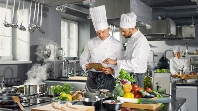 Tại sao bếp trưởng nh&#224; h&#224;ng, kh&#225;ch sạn lớn thường l&#224; nam giới? - Ảnh 1