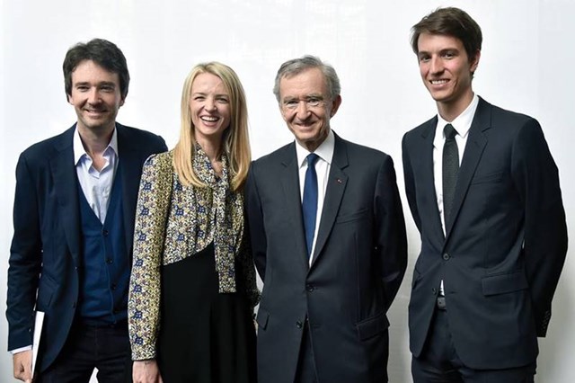 Tỷ ph&uacute;&nbsp;Bernard Arnault v&agrave; c&aacute;c người con.