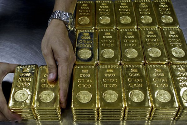 Đồng USD mạnh l&ecirc;n v&agrave; trở th&agrave;nh một nơi tr&uacute; ẩn an to&agrave;n trong bối cảnh lạm ph&aacute;t gia tăng khiến kim loại qu&yacute; suy yếu.