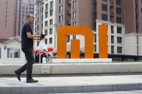 Logo của Xiaomi b&ecirc;n ngo&agrave;i trụ sở của h&atilde;ng n&agrave;y ở Bắc Kinh. Xiaomi đang tiến s&acirc;u v&agrave;o mảng dịch vụ t&agrave;i ch&iacute;nh để cạnh tranh với Tencent v&agrave; Ant Group.&nbsp;