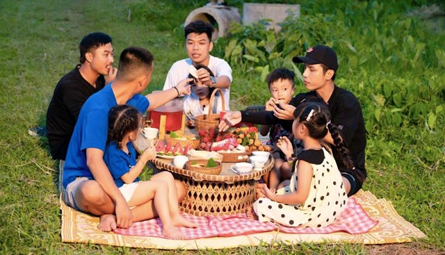 Bố con c&oacute; buổi picnic ngo&agrave;i đồng