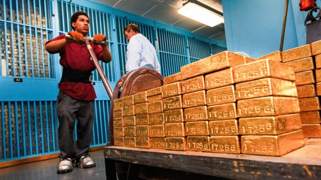 Gi&aacute; v&agrave;ng "hụt hơi" trước nhiều th&ocirc;ng tin tr&aacute;i chiều, bất lợi cho thị trường.