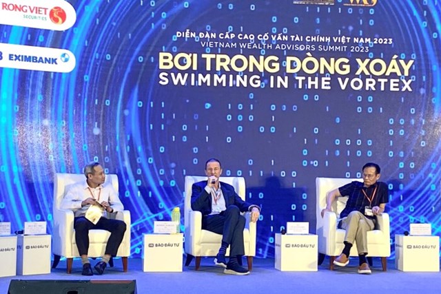 TS L&ecirc; Xu&acirc;n Nghĩa (ngo&agrave;i c&ugrave;ng b&ecirc;n phải) tham gia thảo luận tại&nbsp;Diễn đ&agrave;n cấp cao Cố vấn t&agrave;i ch&iacute;nh Việt Nam 2023