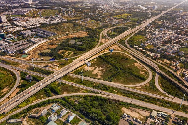 Ph&iacute;a Đ&ocirc;ng TP HCM đang được ưu ti&ecirc;n ph&aacute;t triển hạ tầng giao th&ocirc;ng để th&aacute;o gỡ c&aacute;c &ldquo;n&uacute;t thắt&rdquo; tăng trưởng.