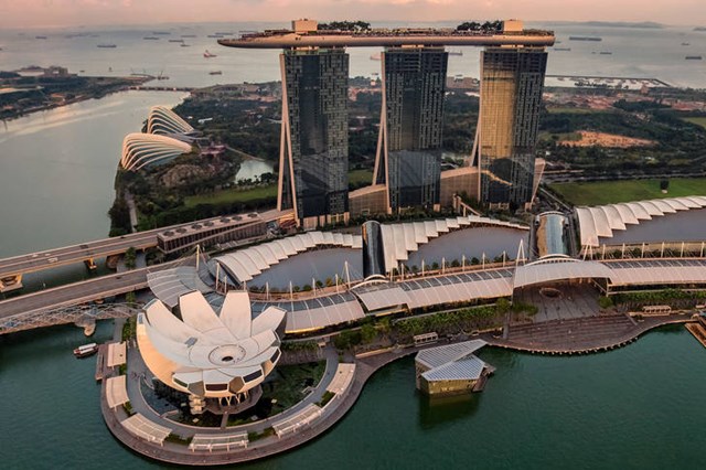 Tọa lạc b&ecirc;n bờ vịnh Marina xinh đẹp của Singapore, Marina Bay Sands l&agrave; một trong những khu nghỉ dưỡng tổng hợp lớn v&agrave; cao cấp nhất ch&acirc;u &Aacute;.