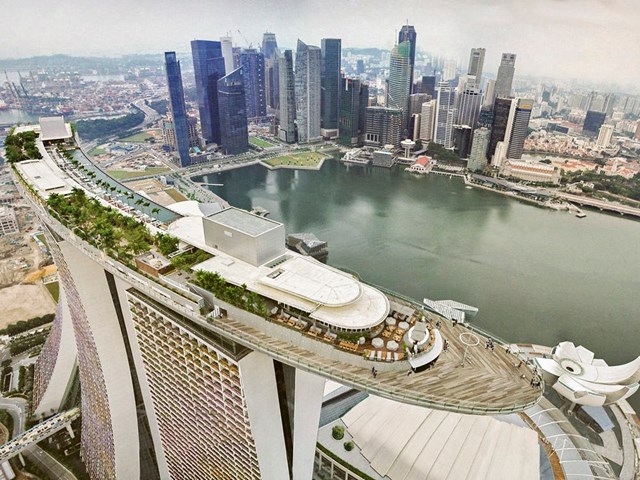 SkyPark rộng tới 1ha, vươn rộng khắp 3 th&aacute;p của kh&aacute;ch sạn cao 200m tr&ecirc;n mực nước biển. Ở SkyPark c&oacute; bể bơi v&ocirc; cực, một trong những bể bơi ngo&agrave;i trời lớn nhất thế giới, d&agrave;i gấp 3 lần chiều d&agrave;i của một bể bơi Olympic.
